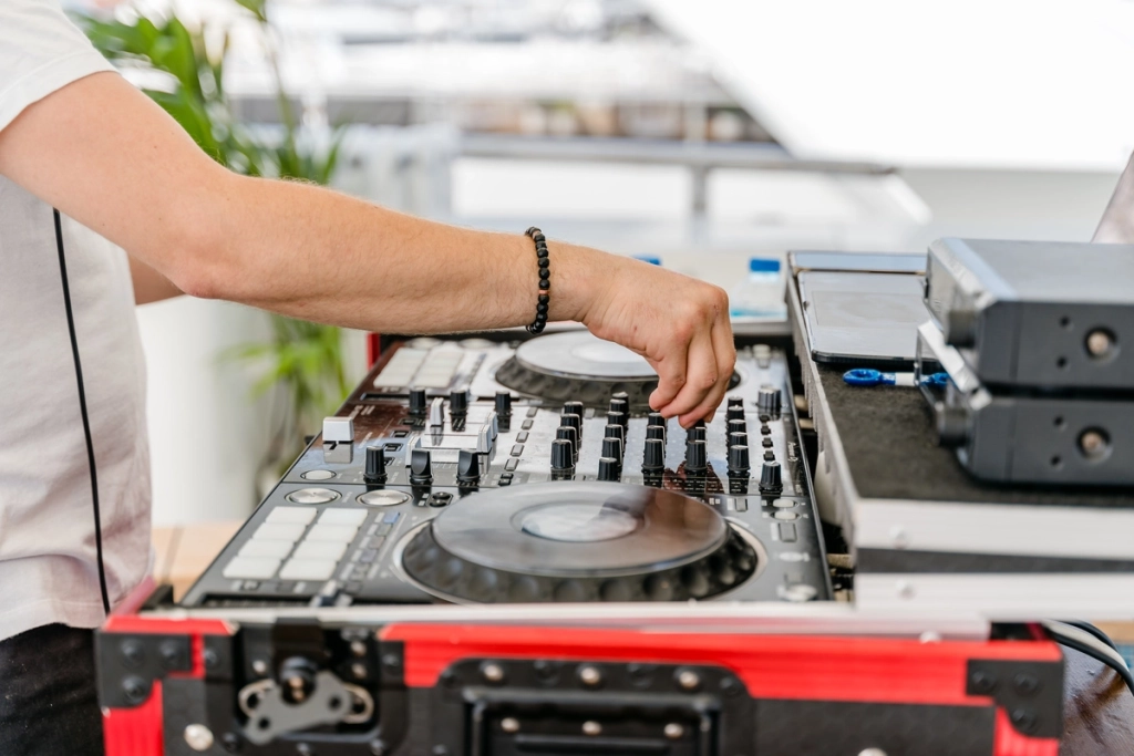 DJ manipulant sa table de mixage lors d'un événement