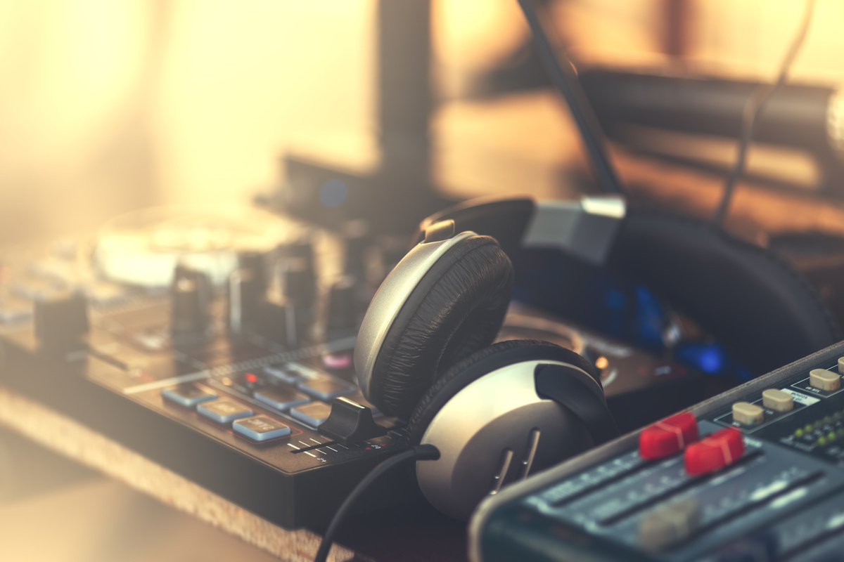 casque sonore de DJ posé sur une table de mixage