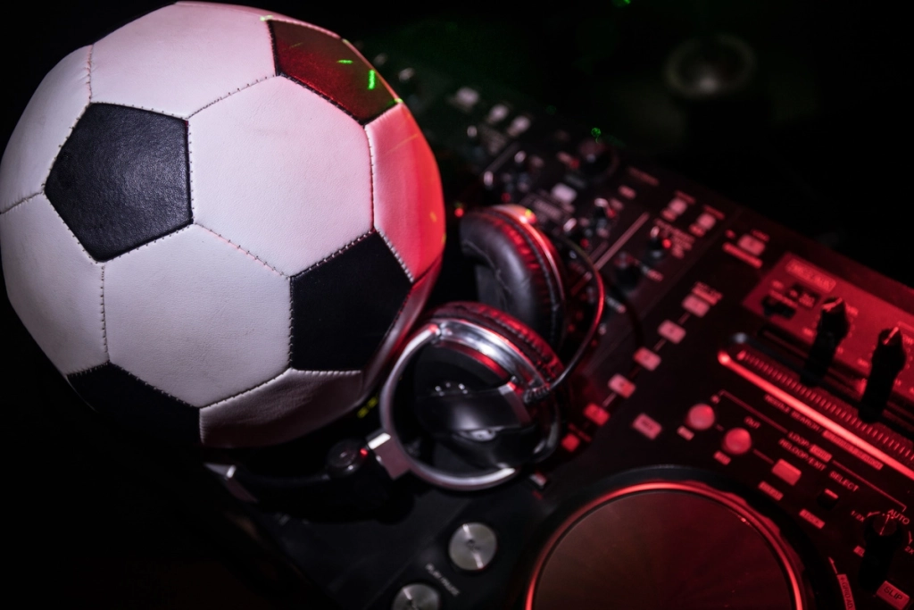 table de mixage de DJ avec un ballon de football